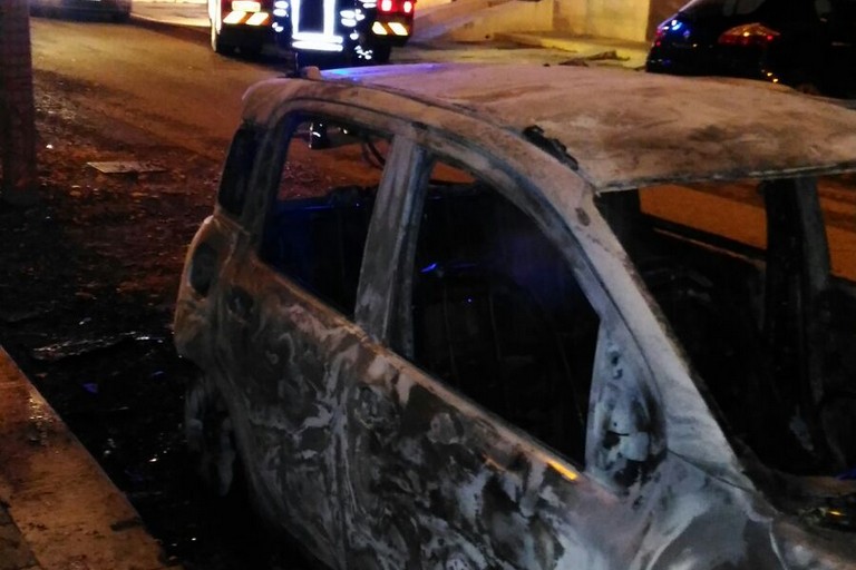 Auto in fiamme in via Putignano