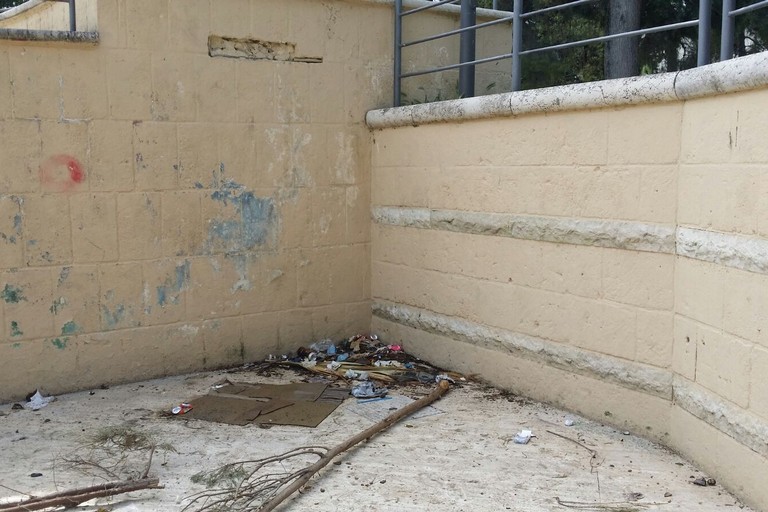 degrado ed incuria per la villa comunale