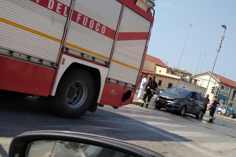 incendio automobile su via Barletta