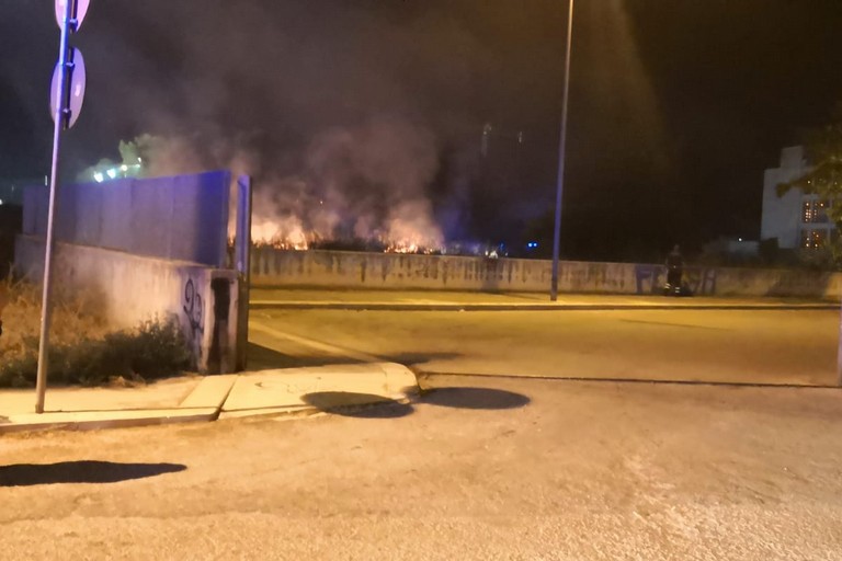 Grosso incendio a ridosso del cimitero: a fuoco sterpaglie e rifiuti