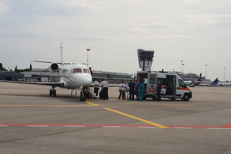 aereo ambulanza giunta all'aeroporto di Bari