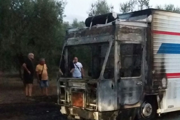 Fiamme da furgone destinato alla vendita di alimenti sulla Bisceglie Andria