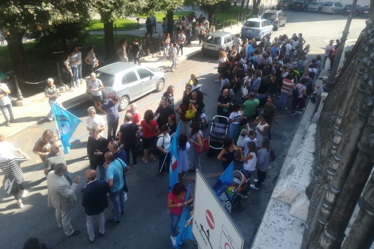 protesta in piazza Umberto I