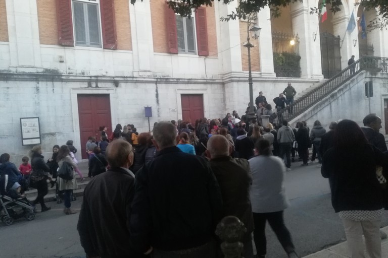 manifestazione delle mamme sotto Palazzo di Città