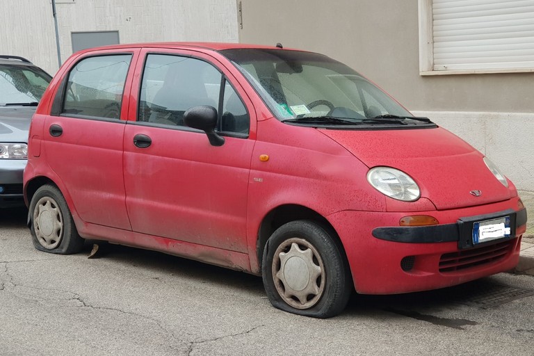 auto con tutti i pneumatici tagliati