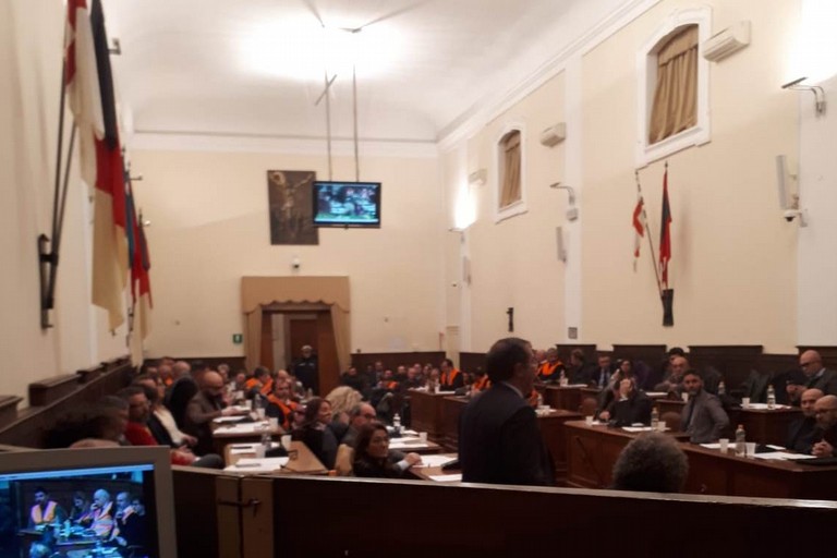 I gilet arancioni nella sala consiliare del Comune di Andria