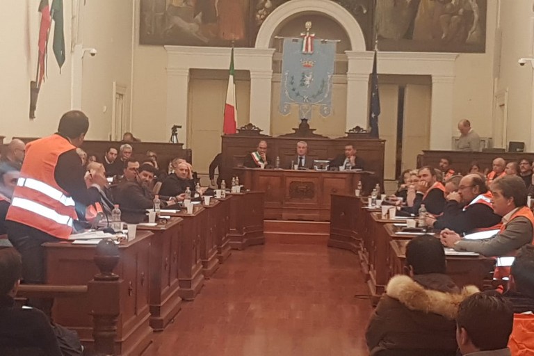 I gilet arancioni nella sala consiliare del Comune di Andria