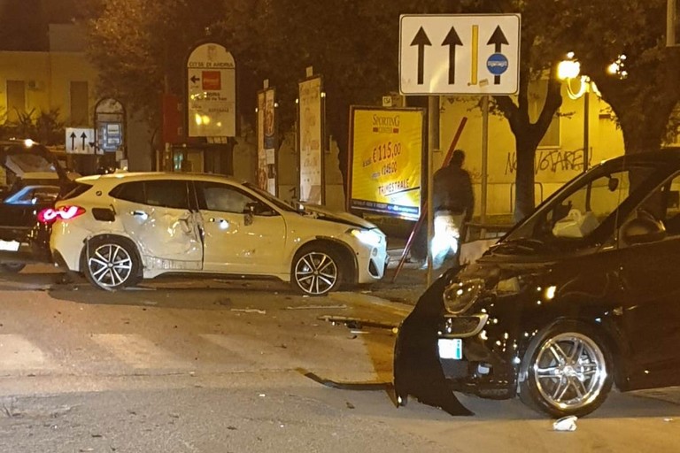 Violento incidente tra una Smart ed una BMW