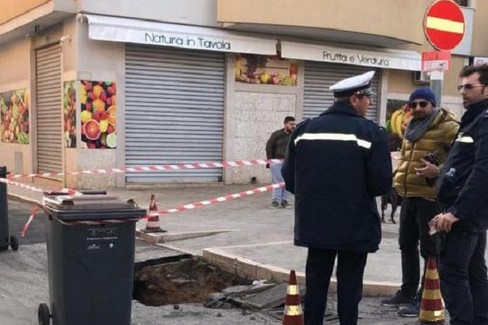 Chiusa via Piemonte causa cedimento di una piccola parte della strada