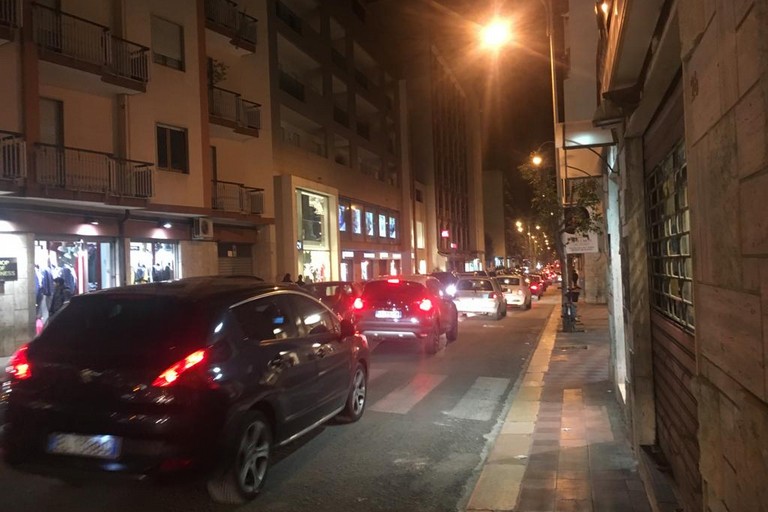 Lunghe code di auto nel centro cittadino