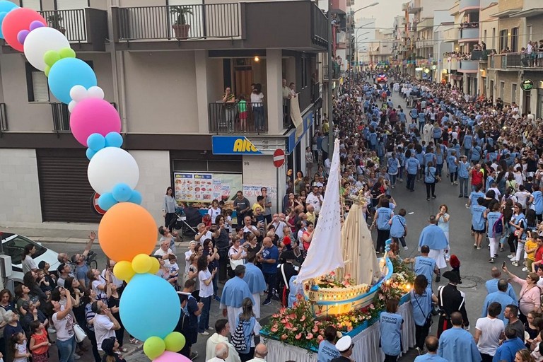 I fedeli andriesi in processione con la Madonna dell'Altomare