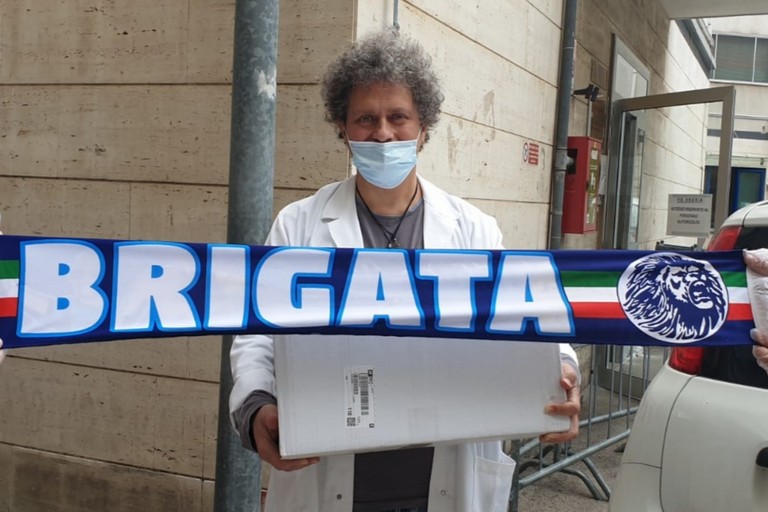 Il dott. Stefano Porziotta con la sciarpa della Brigata Fidelis