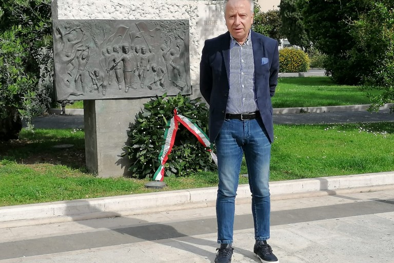 D'alberto davanti al monumento di Di Vittorio