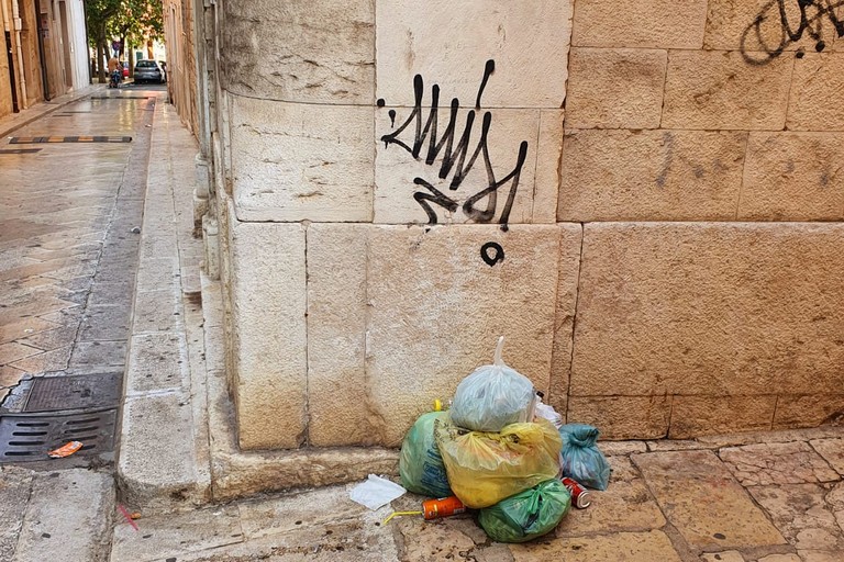 Rifiuti nel centro storico