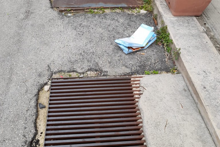 rifiuti lasciati per terra in via Benevento
