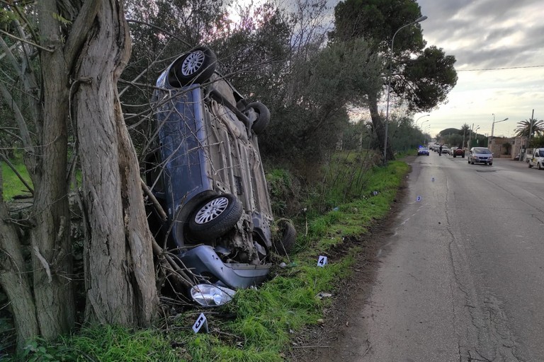 Auto finisce contro un albero