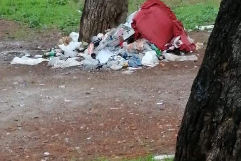 Rifiuti villa comunale Andria