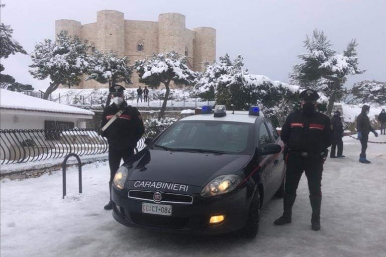 Castel del Monte innevato con i Carabinieri
