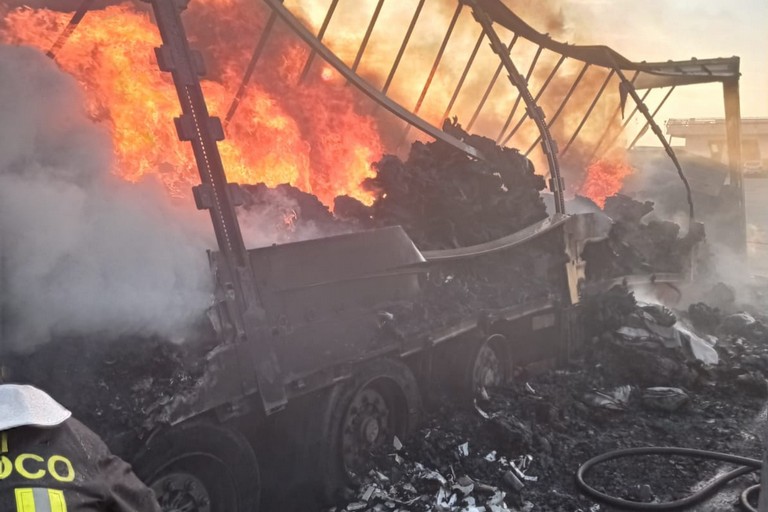 Tir prende fuoco sulla tangenziale