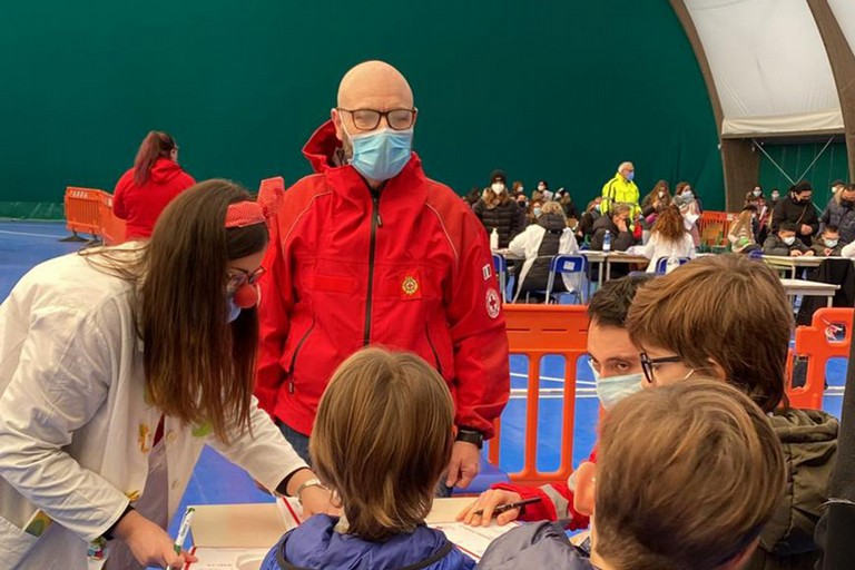 La Croce Rossa porta anche un sorriso ai bambini