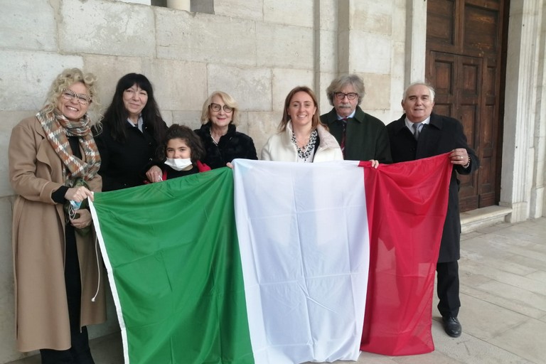 Nuova bandiera per il Monumento ai Caduti dono della Famiglia Quacquarelli