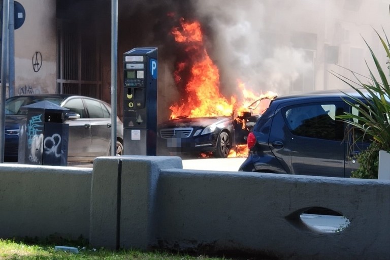 Auto in fiamme