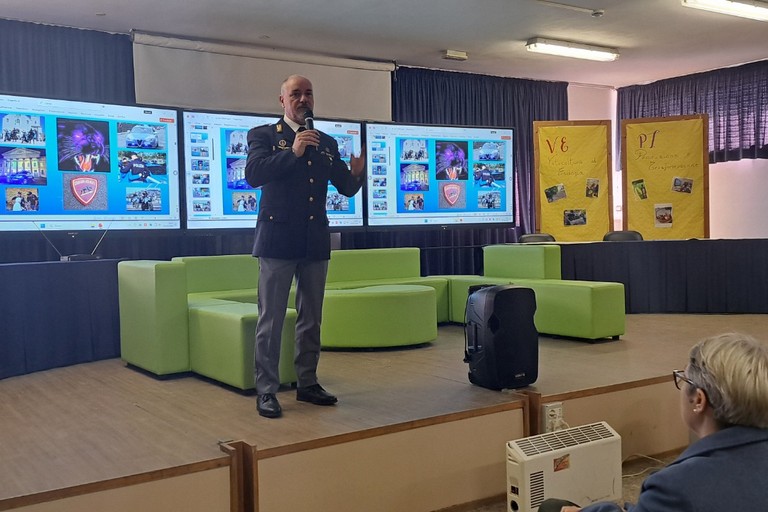 Bullismo e cyberbullismo, la Polizia tra i banchi di scuola incontra gli studenti