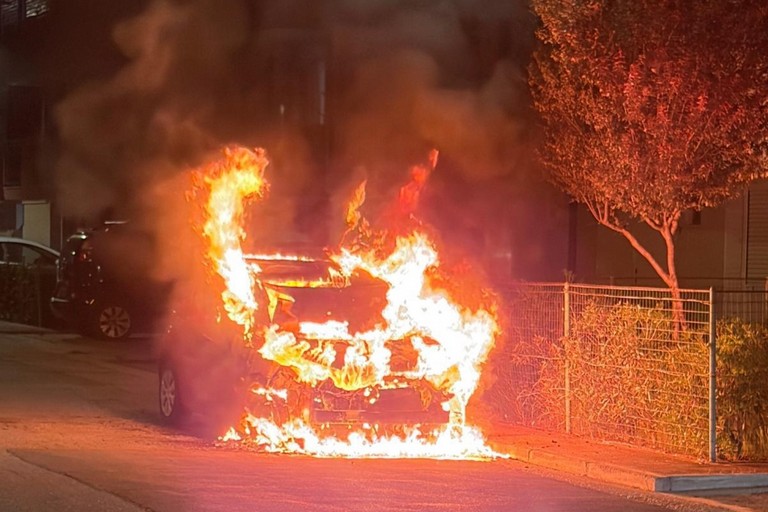 Auto in fiamme