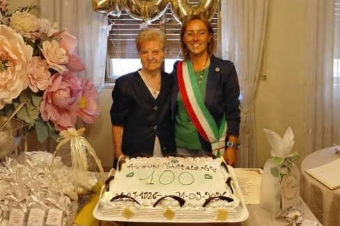 100 anni di Maddalena Di Bari: gli auguri della Sindaca alla storica collaboratrice dell'ITI “Iannuzzi”