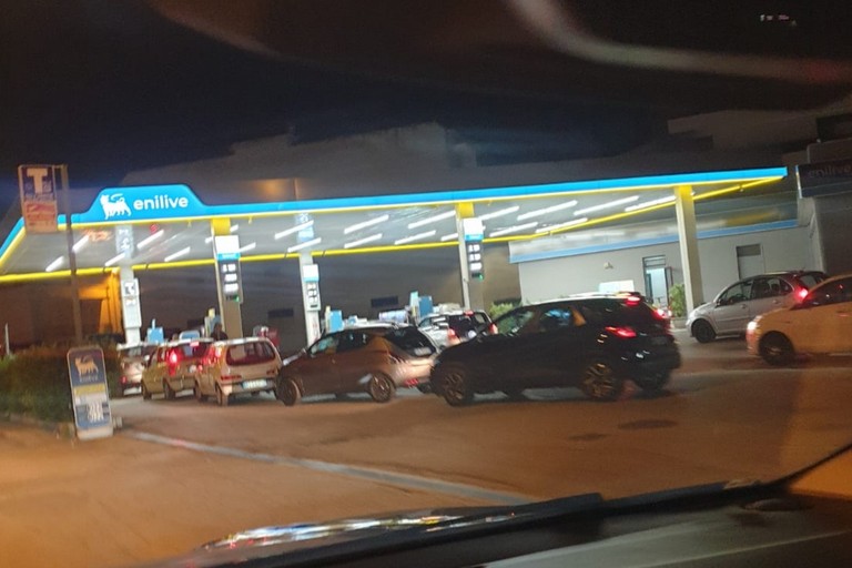 Distributori a secco e spenti dopo le code di ieri, è caccia al carburante ad Andria