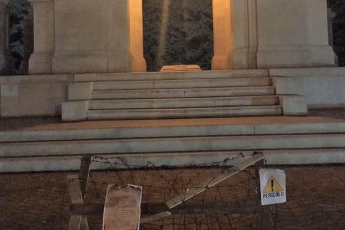 simbolico cavallo di frisia davanti al Monumento di Caduti di Andria