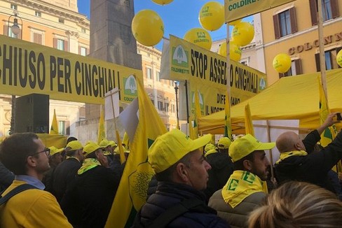 agricoltori protestano per i danni provocati dai cinghiali