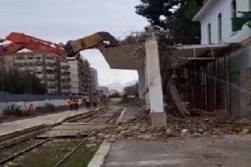 lavori di abbattimento della vecchia stazione di Andria