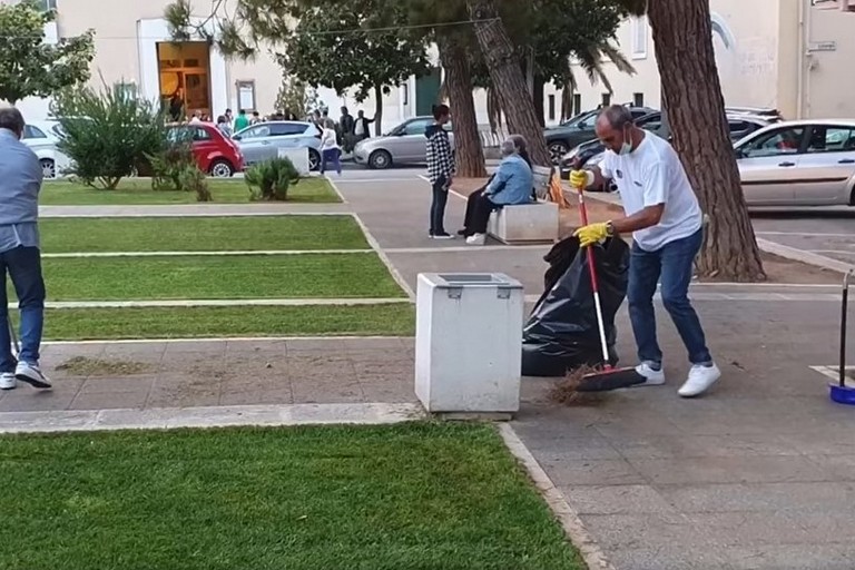 Cittadini ripuliscono piazza SS. Trinità