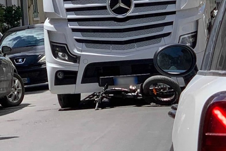 Scontro tra bici elettrica e camion a Andria