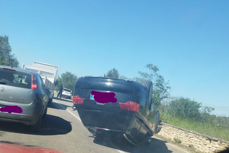 Auto ribaltata