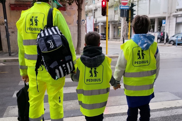 Pedibus Andria: la linea A parte con il sorriso di due piccoli pionieri