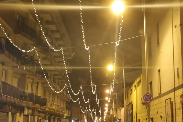 Andria, luci di Natale ancora accese sulle pubbliche vie: sui social scoppia la polemica
