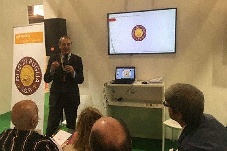 Olio extra vergine d'oliva: una nuova IGP per la Puglia