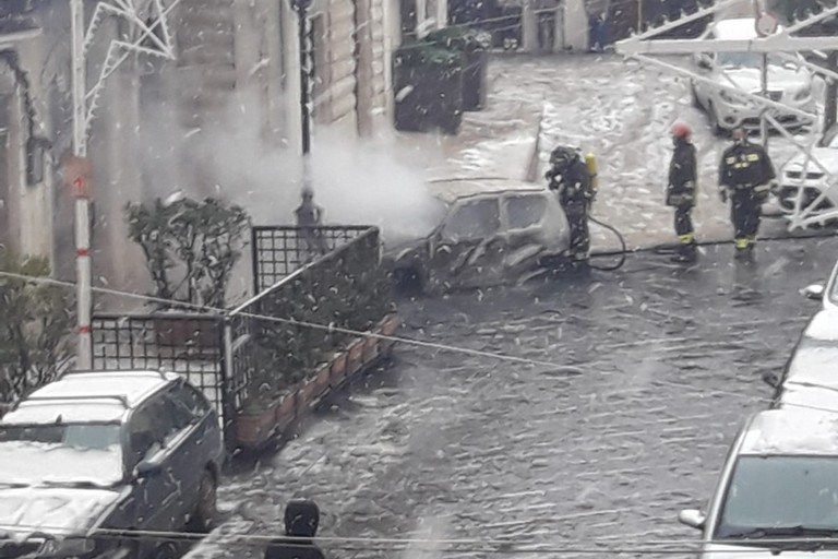 incendio autovettura in piazza Duomo