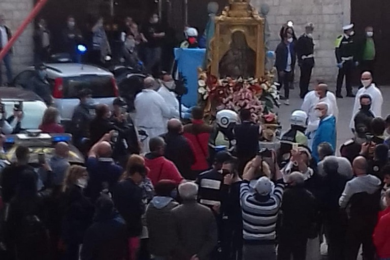 assembramento a Barletta per l'arrivo della Madonna dello Sterpeto