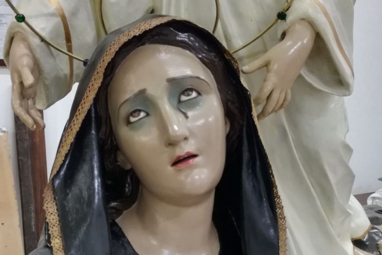 Statua della Madonna decapitata e orecchini rubati: il parroco chiude per  furto la chiesa