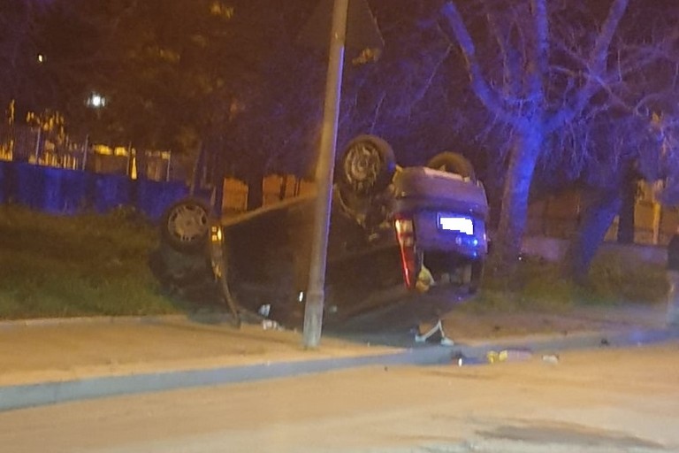 Incidente su via Malpighi: coinvolte due auto e feriti alcuni giovani