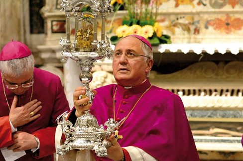 Mons. Luigi Mansi con la Sacra Spina