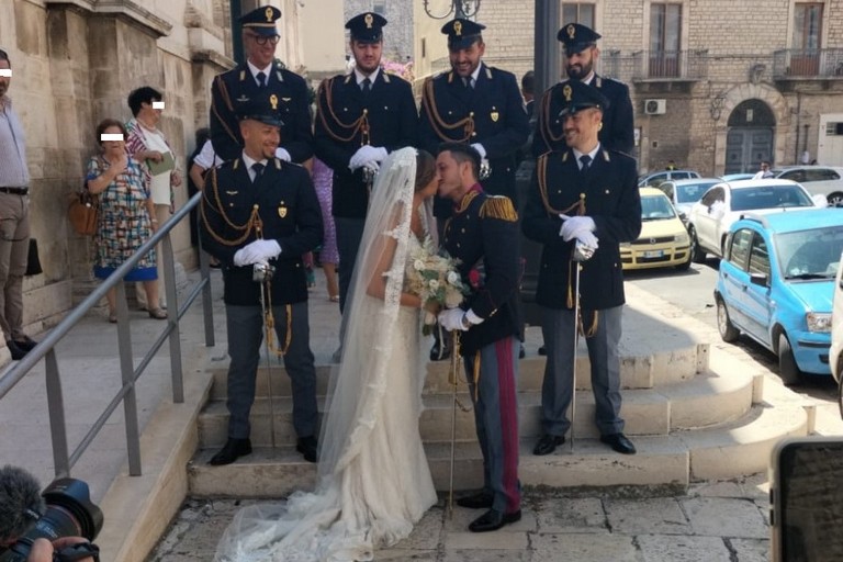 Marco sposa Isabel con la divisa storica della Polizia di Stato