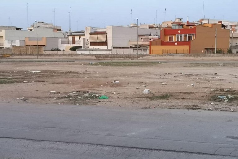 degrado e sporcizia in via Martiri di Belfiore