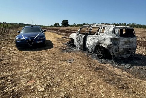 Jeep Renegade data alle fiamme e abbandonata