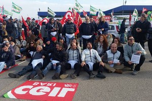 Lavoratori della grande distribuzione a Bari in mutande