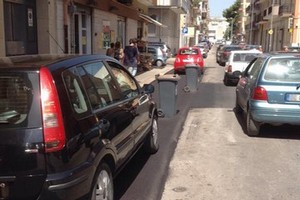 Via Bari e l'asfalto nuovo: auto protette dai commercianti