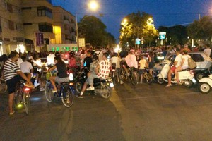 Biciclette in coda al passaggio a livello